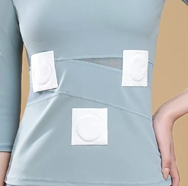통증 완화와 근육 편안함을 위해 진정 따뜻함을 제공하는 열 패치를 피부에 적용한 이미지입니다.