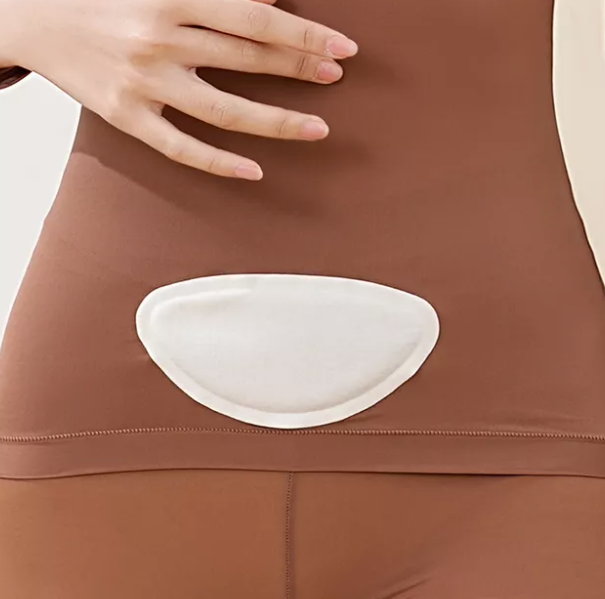 월경 온열 패치를 하복부에 적용하여 월경 통증 완화를 위한 온열 효과를 제공하는 이미지입니다.