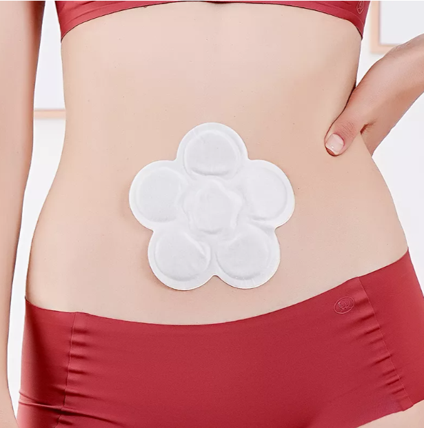 월경통 완화를 위해 고안된 월경 온열 패치의 이미지로, 따뜻함과 편안함을 목표로 하복부에 배치됩니다.