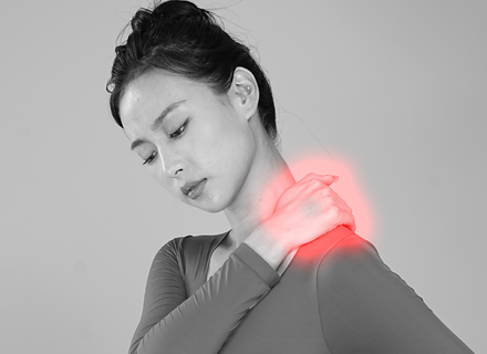 목, 어깨, 허리 통증 완화를 위한 온열 패치로 근육 이완, 혈류 개선, 압박감 및 통증 완화에 도움을 줍니다.